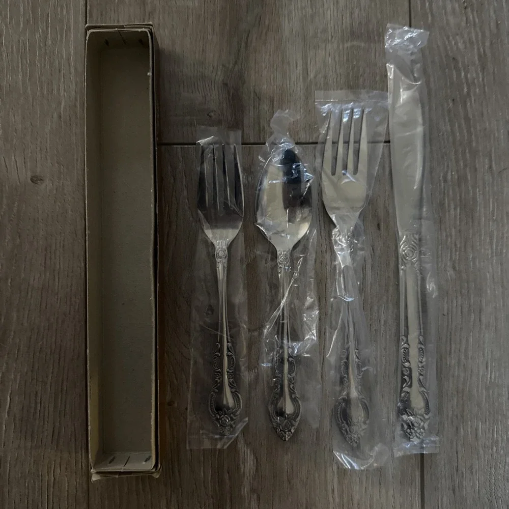 New w/box ROGERS CO / STANLEY ROBERTS Silverware 4 Piece Place Setting LISETTE